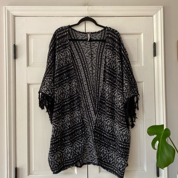 Free People Black Pattern Fringe Kimono Cardigan Size M/L‎ Rare ASO Selena Gomez - Picture 7 of 15